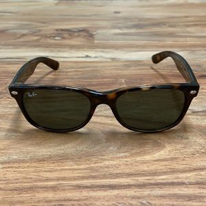 Ray-Ban 2132 New Wayfarer Classic 902 55-18